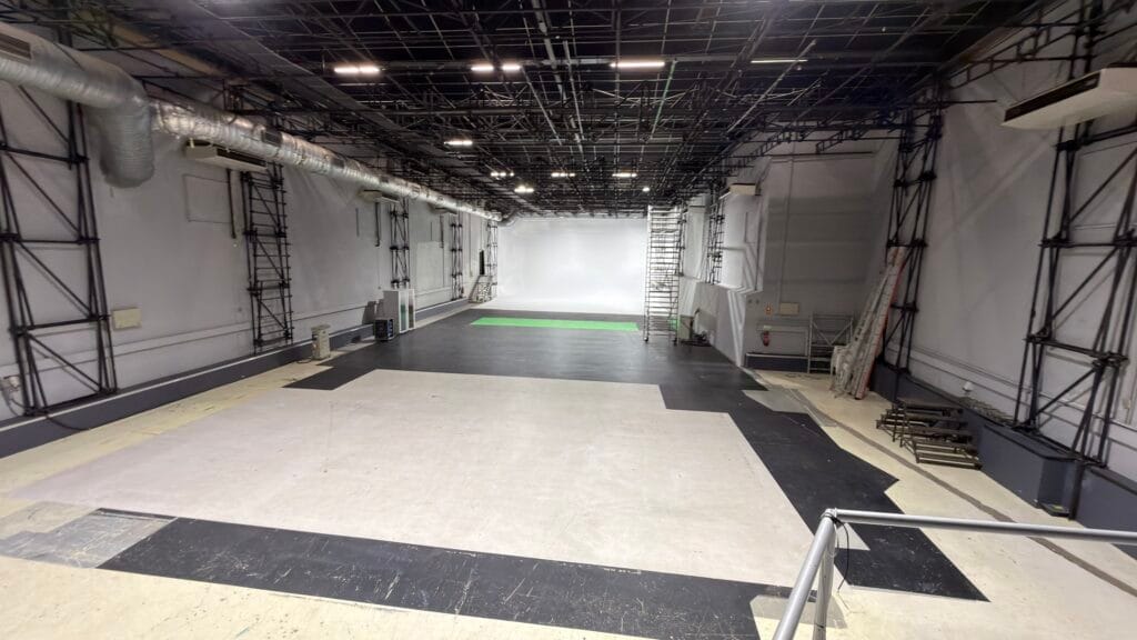 Interior do Estúdio 3 da Show Reel, com 7,3 m de pé direito, em Lisboa