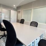 Mesa de reuniões e área de trabalho no Edifício NI da Show Reel, Lisboa