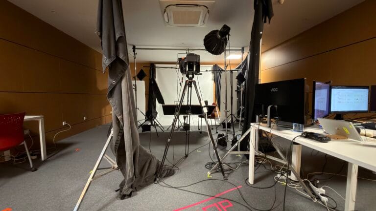 Sala Web da Show Reel com câmara, iluminação e monitor montados para uma sessão de gravação, em Lisboa